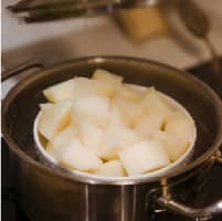 將⾺鈴薯蒸熟後打成泥，放涼備用。TIP：能使用筷⼦嘗試，若能戳透即代表蒸熟。