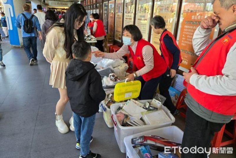 【ETtoday】近六成弱勢家庭難以添購孩子生活所需　家扶全台義賣籌千萬助學金 原文網址: 近六成弱勢家庭難以添購孩子生活所需　家扶全台義賣籌千萬助學金