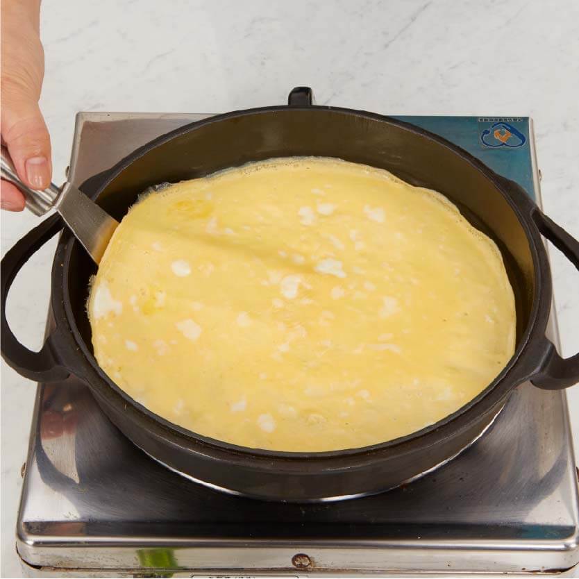 將蛋混均勻，用小火慢煎成蛋皮。