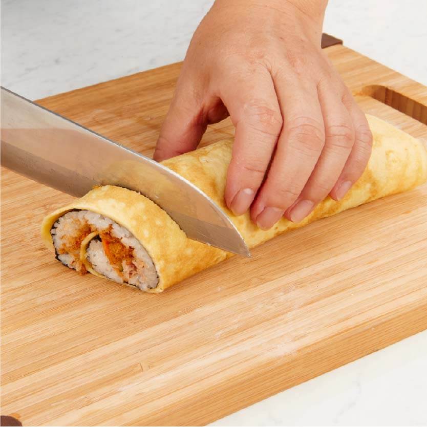 中間鋪上鮪魚、放上紅蘿蔔、小黃瓜跟肉鬆即可捲起切段即可上桌。