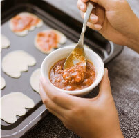 將⽔餃⽪剪成喜歡的圖形後，塗上義⼤利麵⾁醬。