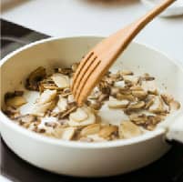 切片的杏鮑菇和洋菇以奶油翻炒，加入義大利香草翻炒至上色。