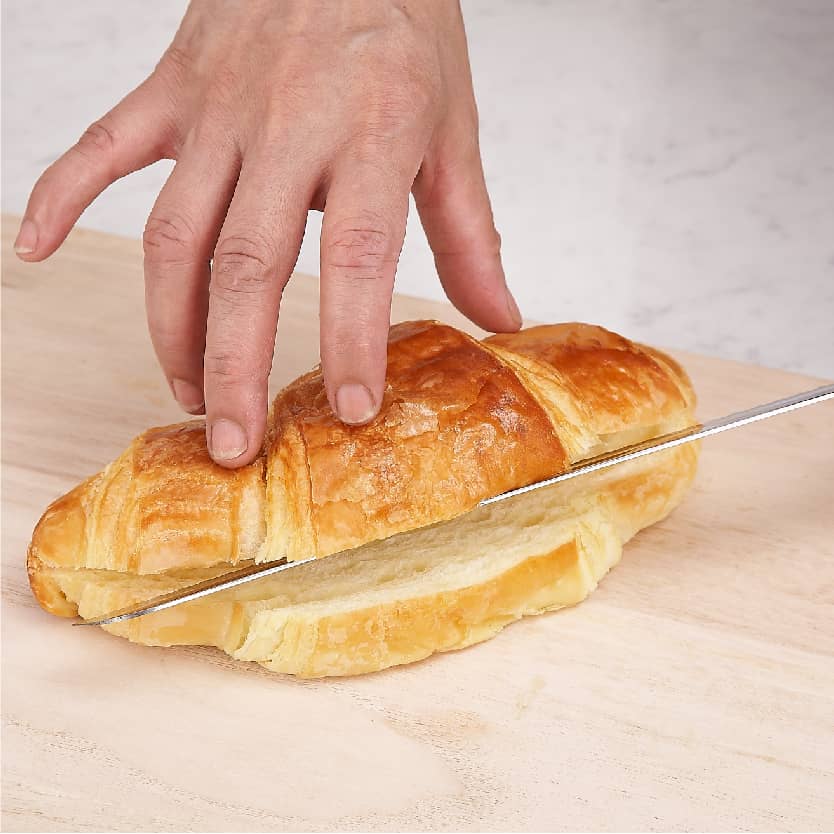將可頌麵包橫切不切斷，放入烤箱以150度烤約1分鐘取出。