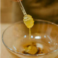 將⿊糖、油、蜂蜜、鹽放入盆中攪拌均勻。