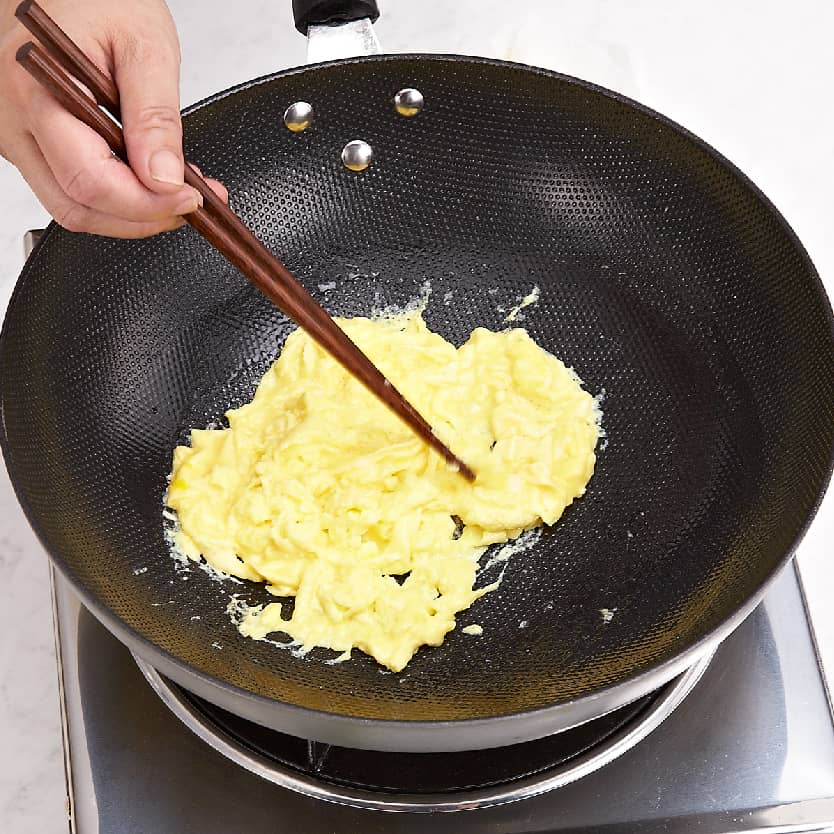 用小火起油鍋，將蛋液倒入，快速攪拌至微熟後起鍋，並將上述食材盛盤，放入小蕃茄裝飾，在蛋上加上少許鹽巴即可。