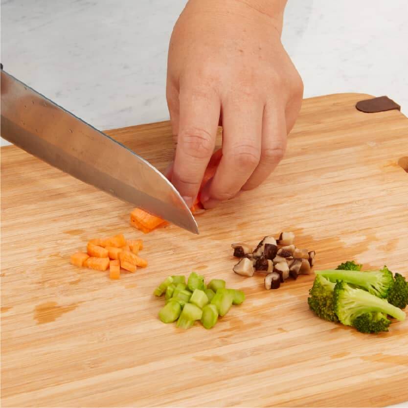 將綠花葉菜、香菇、去皮紅蘿蔔剁碎備用。