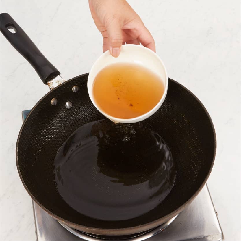 將香菇高湯及白飯放入鍋中，並倒入步驟1食材煮滾。