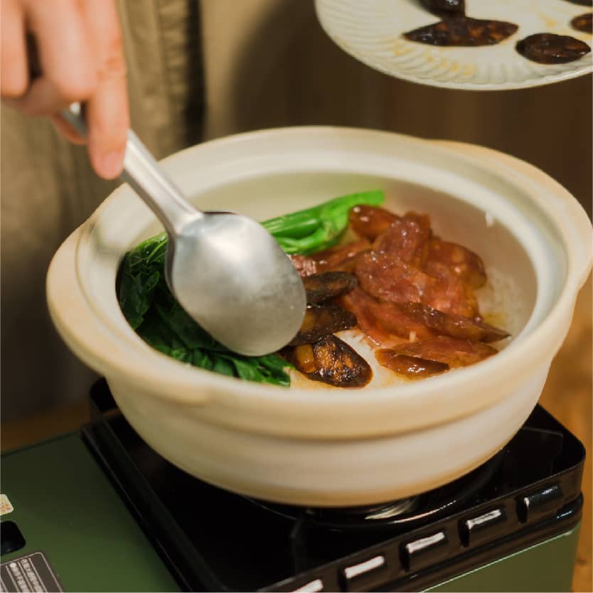將蠔油、醬油、冰糖跟水混和成醬汁;再將臘腸肝腸和芥藍菜⼀起擺放至飯上,最後再淋上醬汁及撒上蔥花。