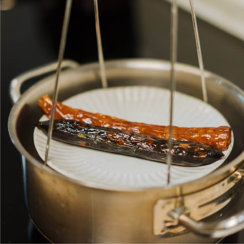 將沖洗過的肝腸與臘腸與⽶酒⼀起放入蒸鍋中蒸熟。