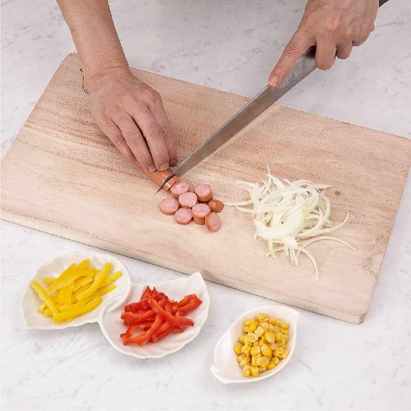 將洋蔥、紅黃椒切絲、新東陽德式香腸切片備用。