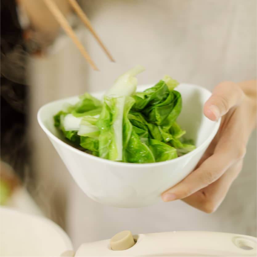 小白菜燙至翠綠色後即起鍋備用。