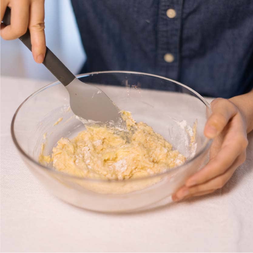 製作油皮:中筋麵粉、冷⽔、二砂糖、無鹽奶油放置鋼盆拌勻。