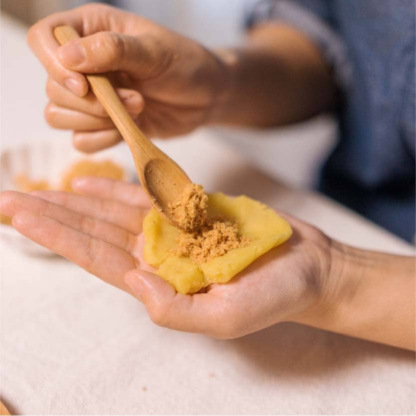 將素鬆包入綠⾖餡,然後搓成球狀。