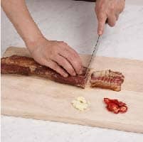 芥蘭摘除老葉淨切段、臘肉切薄片、紅辣椒、蒜頭去膜切斜片。