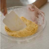 過篩麵粉後在中⼼挖⼀個洞，放入奶油、蛋、⽔和鹽均勻揉成麵團後包裹起來，然後放入冰箱靜 置30分鐘。