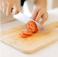 將⽜番茄切⽚成厚度1cm。