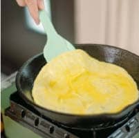 將雞蛋、鹽、太⽩粉⽔拌勻後，以⼩⽕少油薄煎蛋液。