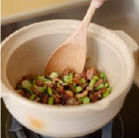 將蝦米、泡開的香菇、芥蘭菜莖部和切片臘腸炒香。