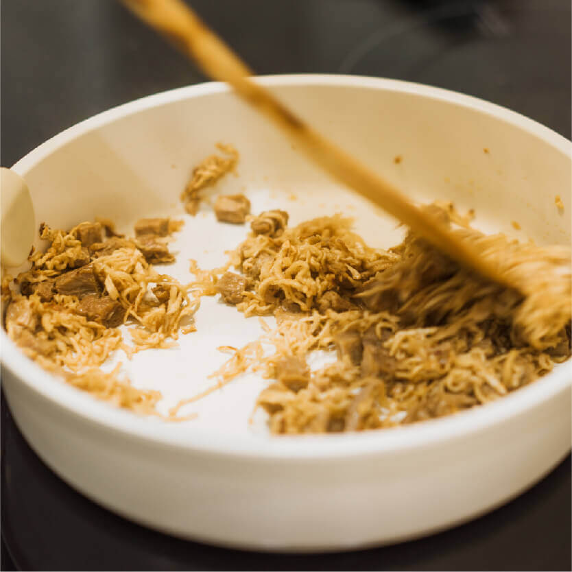 將蘿蔔乾絲與⼆號砂糖放入鍋中拌炒。美味TIPS:蘿蔔乾絲要洗乾淨、泡⽔和擰乾哦~
