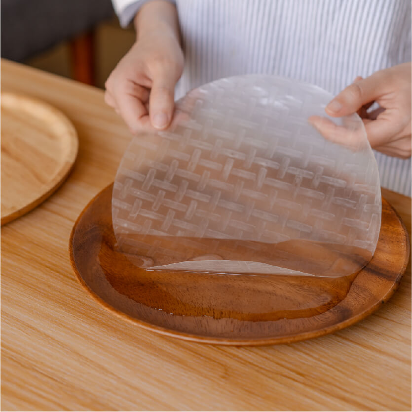 取一張米紙沾水後平放。