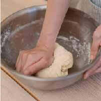 將中筋麵粉、糖、橄欖油和酵母拌勻，分次加入溫水揉製麵團至表面光滑，封膜發酵1小時；將麵團切分成5等份，揉圓放置醒麵20分鐘。