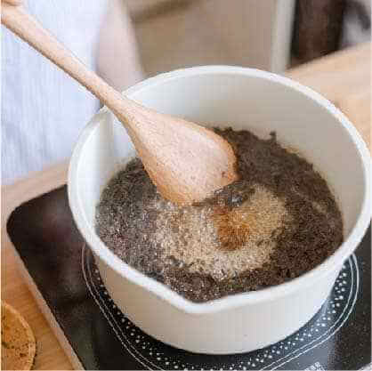 將紅玉紅茶倒入650ml水中,在小鍋中煮至沸騰後,取出300m茶湯備用煮茶。