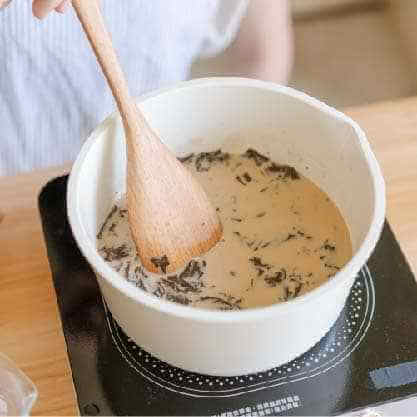 將鮮奶和冰糖倒入剩餘的茶湯中，拌勻後以小火慢煮3分鐘。