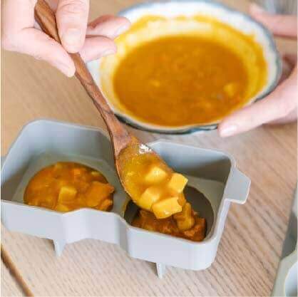 將新東陽日式咖哩調理包放入模具中冷凍定型。