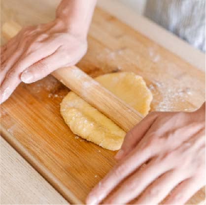 放置常溫發酵1小時候，對切成兩份後，擀開麵團。