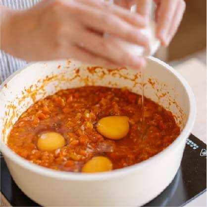 在表面挖出四個洞、分別將蛋打入、撤上乳酪塊後，以小烹煮8分鐘。
