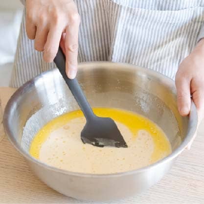 將鹽巴和高筋麵粉混和後打入雞蛋攪拌均勻；倒入牛奶攪拌至光滑無顆粒狀態，最後再均勻拌入融化的無鹽奶油。