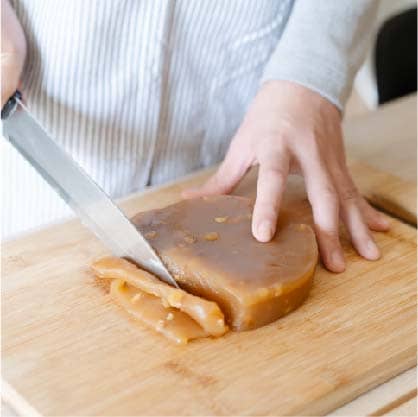 將新東陽楓糖肉桂堅果年糕切成0.5cm片狀。