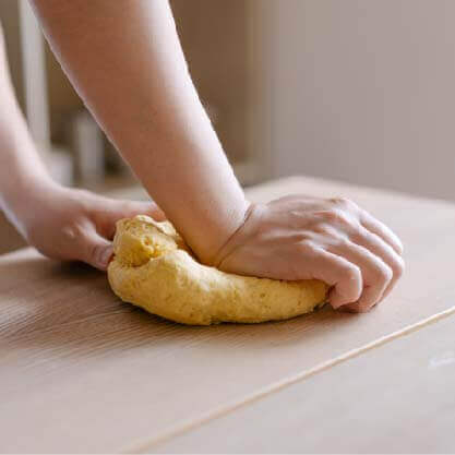 手揉麵團至光滑狀態。