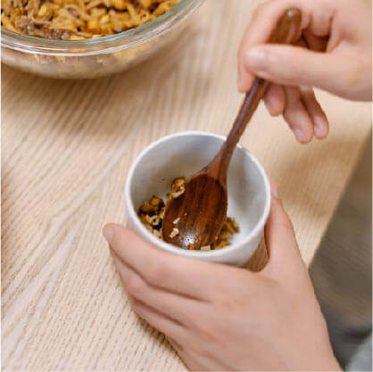 將配料鋪於蒸杯杯底,再將糯米倒入。