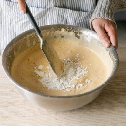 將雞蛋、黑糖拌勻打發至濃稠後，分次加入過篩後的低筋麵粉拌勻。