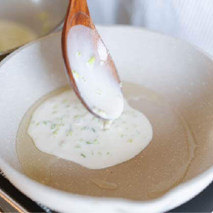用沙拉油熱鍋後，舀一勺粉漿倒入平底鍋均勻展開。