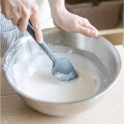 將糯米粉和玉米澱粉分次加入溫水，攪拌至糊狀。