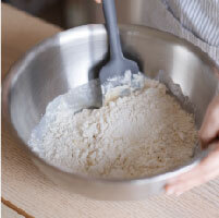 將中筋麵粉酵母、砂糖、鹽巴、蛋和溫牛奶拌勻後，延展揉麵10分鐘至食材混合均勾，封膜靜置30分鐘使其自然水解。