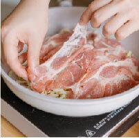 依序放上柴魚片、高麗菜、油蔥酥和豬肉片,撒鹽調味、倒上少許麵糊,翻面後蓋上鍋蓋後繼續悶煮5分鐘,盛起備用。