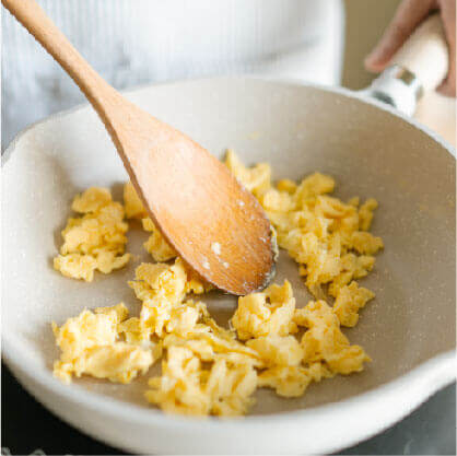 將麥和糙米放入飯鍋烹煮後取出放涼；蛋液倒入鍋中拌炒成蛋末之後，取起備用。