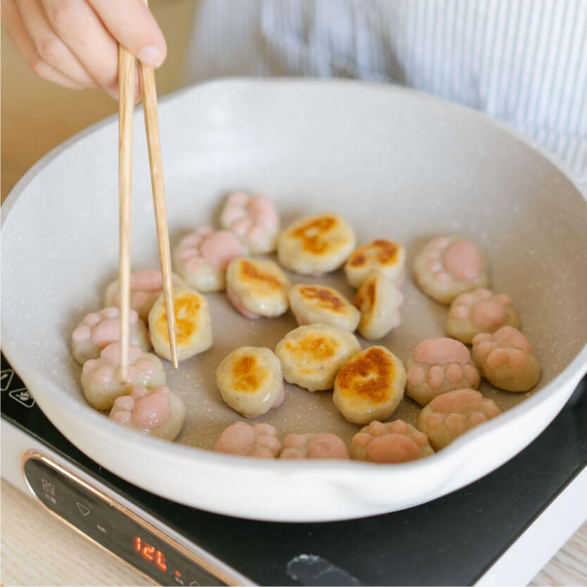 將馬鈴薯麵疙瘩放入滾水中煮至浮出，取起放入冷水冰鎮後，瀝乾放入油鍋中煎至金黃。