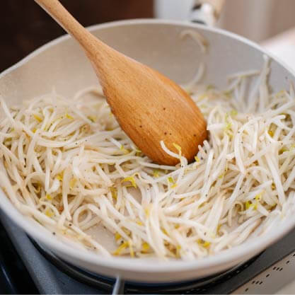 將豆芽菜加入黑胡椒和鹽拌炒均後,炒至呈現半透明盛起備用。