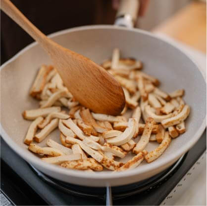 將滷百頁豆腐切細後放入鍋中煎炒至金黃,盛起備用。