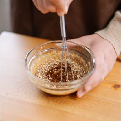 將醬油膏、水、味醂、甘草粉和薑末攪拌均勻。