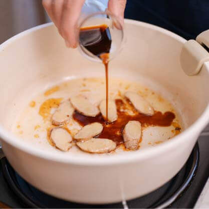 加入醬油、醬油膏、米酒和水攪拌均勻。