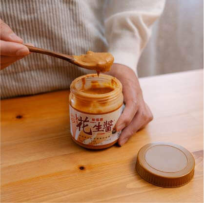 將新福源花生醬與融化奶油攪拌均勻。
