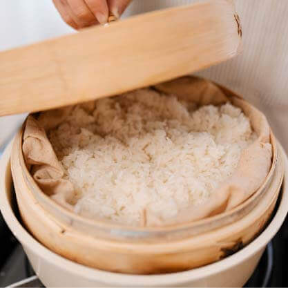 將糯米浸泡過40分鐘,放入蒸籠蒸煮25分鐘,開蓋灑少許的水拌匀後繼續蒸五分鐘。
