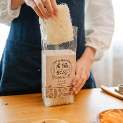 將老鍋米粉放入滾水中煮1分鐘捞起,剪短備用。