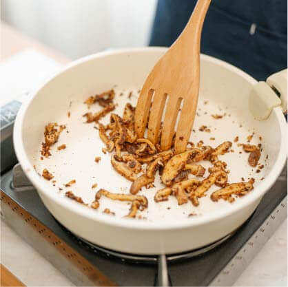 將XO醬、薑末和乾香菇乾鍋爆香拌炒。