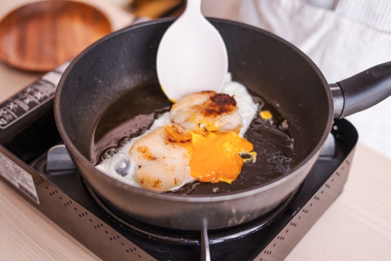 將肉粿放入油鍋煎至金黃酥脆後,打入一顆蛋,再將肉粿翻至蛋上,兩面煎熟後取起。
